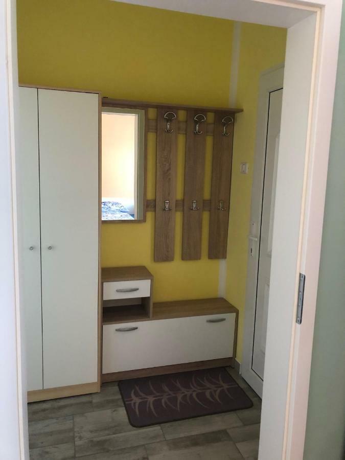 Apartma Mahnic โพสโตยนา ภายนอก รูปภาพ