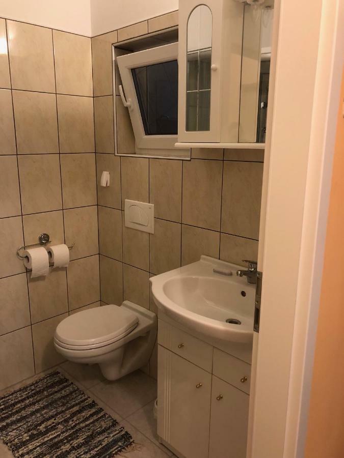 Apartma Mahnic โพสโตยนา ภายนอก รูปภาพ