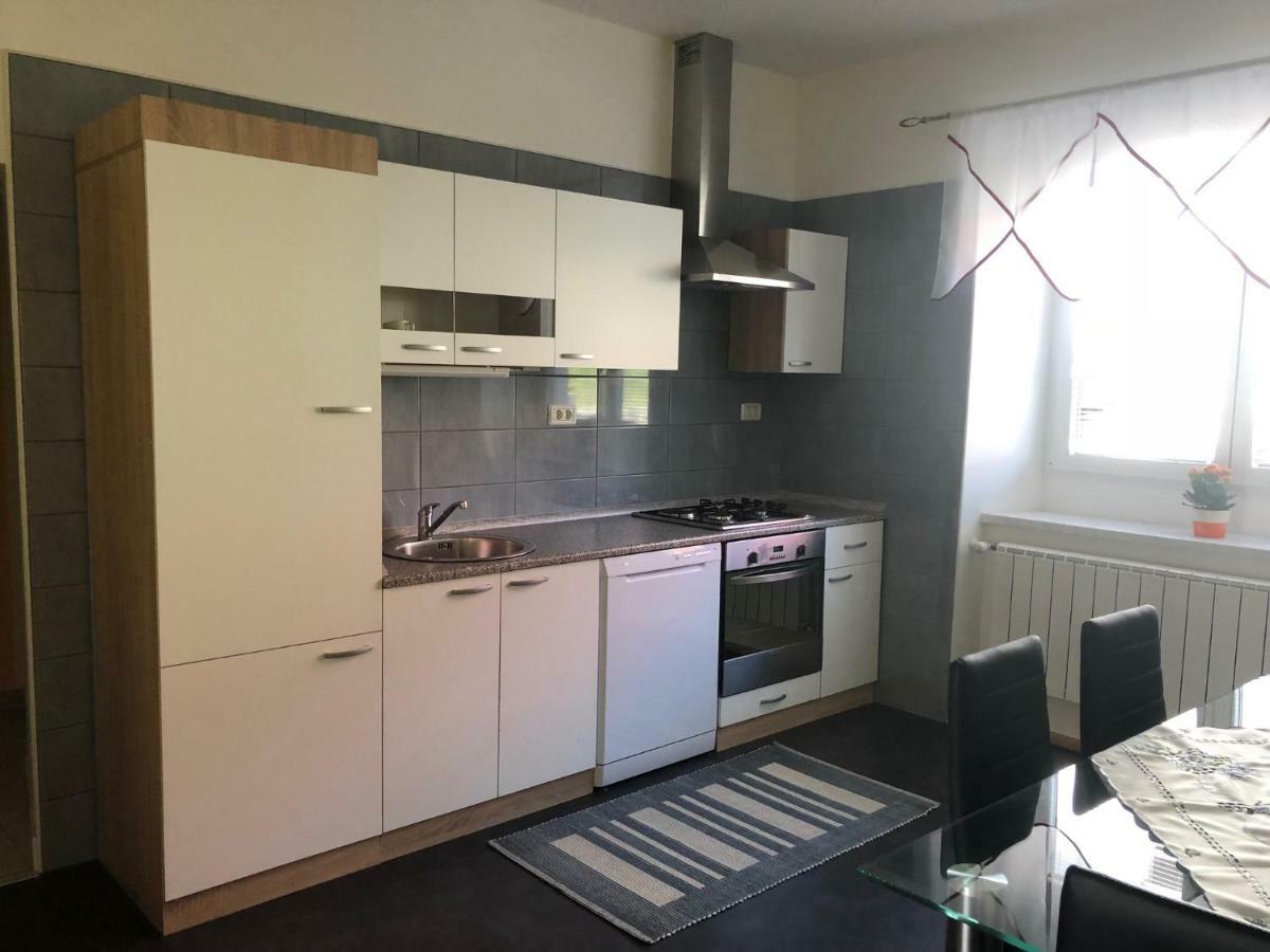 Apartma Mahnic โพสโตยนา ภายนอก รูปภาพ