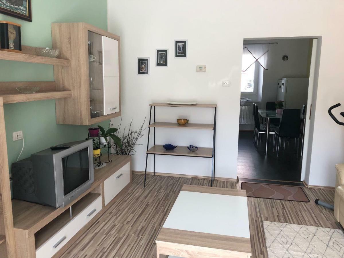 Apartma Mahnic โพสโตยนา ภายนอก รูปภาพ